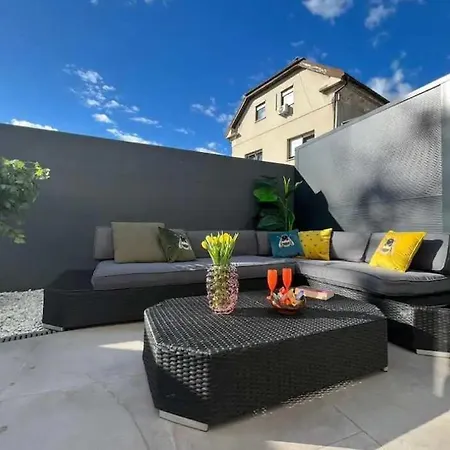 Apartment With Patio - Steps Away From Center