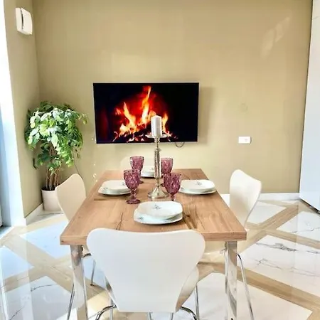 With Patio - Steps Away From Center Апартаменты