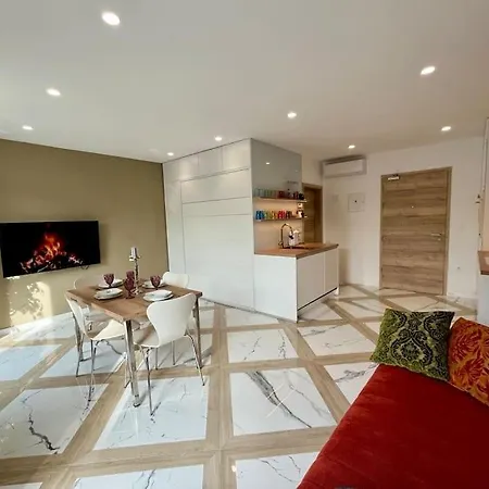 Apartment With Patio - Steps Away From Center *