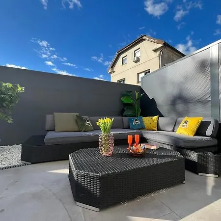 With Patio - Steps Away From Center Lejlighed *