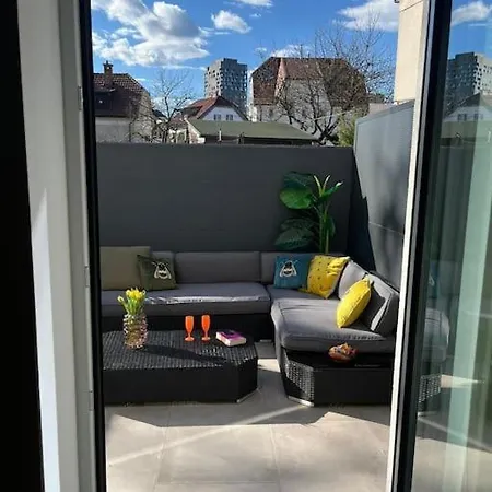 With Patio - Steps Away From Center Любляна