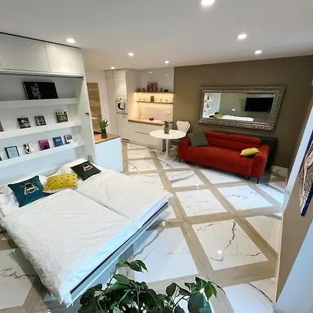 With Patio - Steps Away From Center Διαμέρισμα