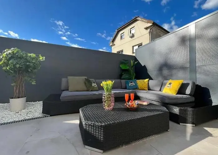 Apartman With Patio - Steps Away From Center