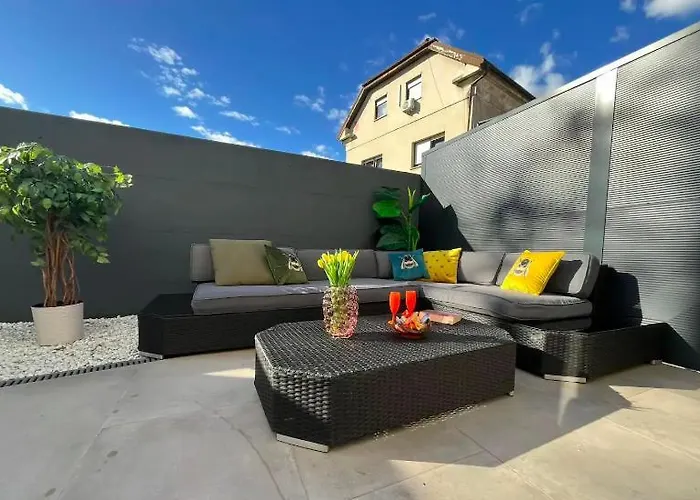 Apartman With Patio - Steps Away From Center *