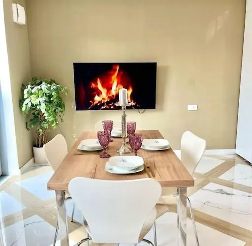 With Patio - Steps Away From Center Apartman