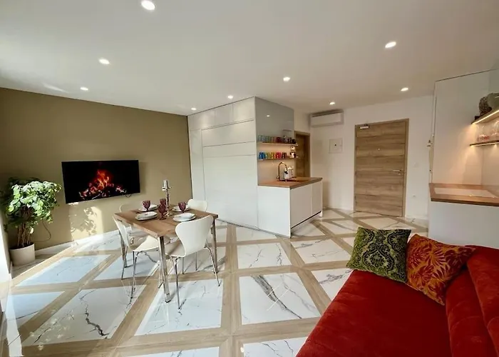 Apartman With Patio - Steps Away From Center *