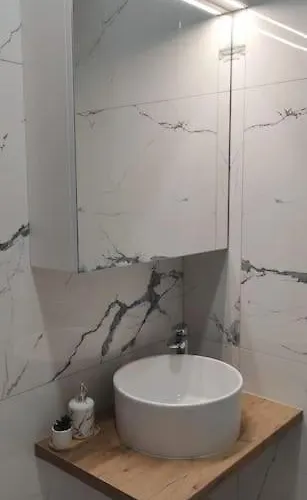 Apartman With Patio - Steps Away From Center *