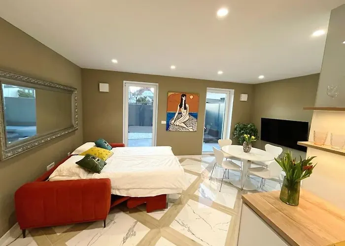 Apartman With Patio - Steps Away From Center *