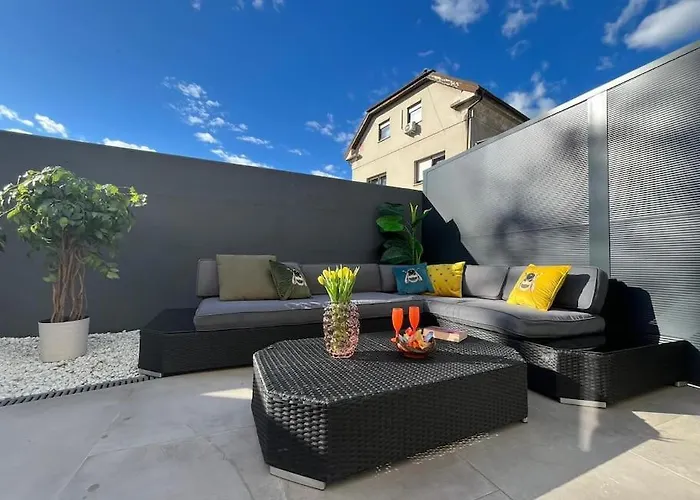 With Patio - Steps Away From Center Apartman *