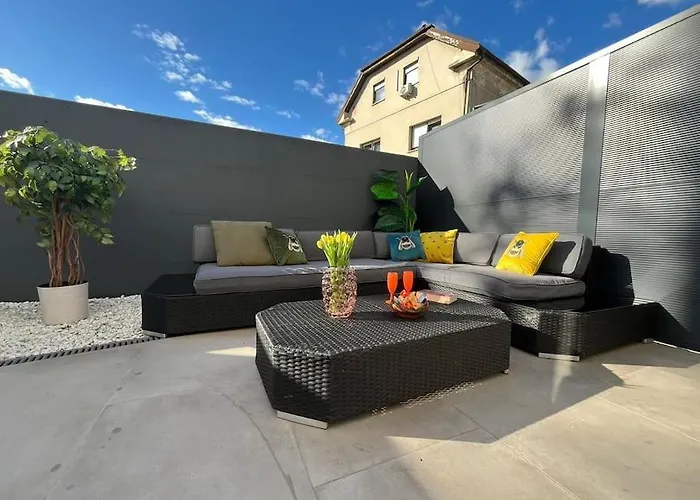 With Patio - Steps Away From Center Apartman