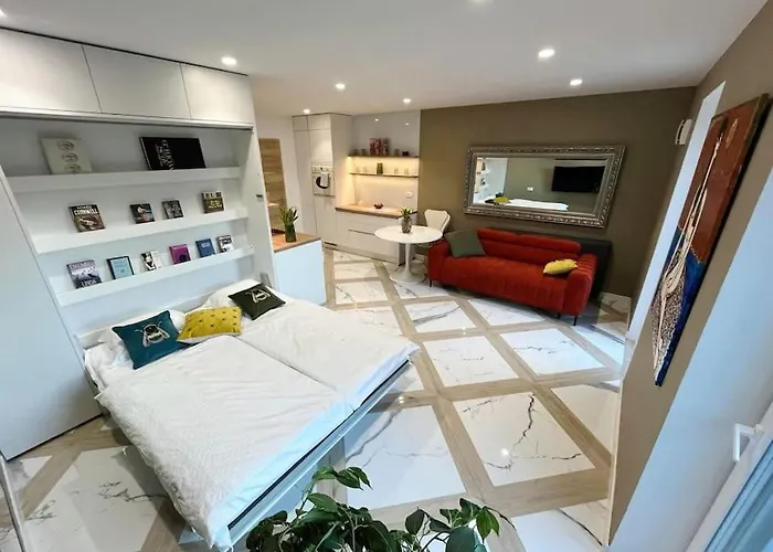 With Patio - Steps Away From Center Apartman